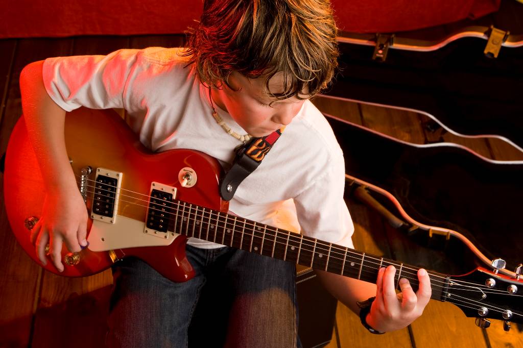 A guide to buying your first guitar for beginners 1